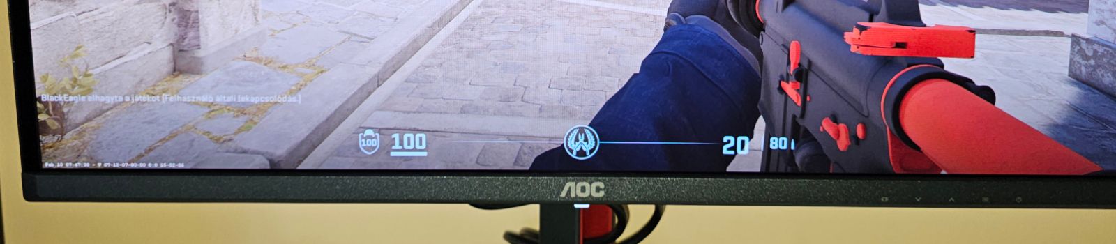AOC GAMING Q27G4SDR OLED monitor, felül a kávával